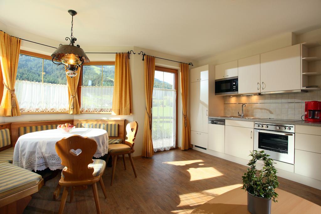 Haus Hirzinger Apartman Brixen im Thale Szoba fotó